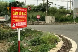 Nhiều nơi gắn bảng cấm đổ rác với mức phạt tiền kèm thông tin có camera làm người đổ rác trộm chùn tay