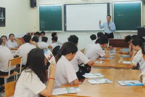 Học sinh lớp 9/6 Trường THCS Minh Đức tại buổi tư vấn hướng nghiệp có sự tham gia của phụ huynh. Ảnh: MINH QUÂN