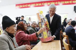 Lãnh đạo TPHCM trao quà tại Đà Lạt