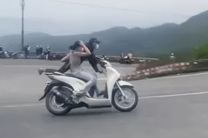 Đôi nam nữ điều khiển xe SH vi phạm nghiêm trọng luật giao thông đường bộ