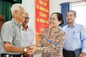 Chủ tịch HĐND TPHCM Nguyễn Thị Lệ trao đổi với cử tri tại buổi tiếp xúc. Ảnh: VIỆT DŨNG 