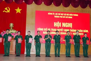 Đại tá Trần Thanh Đức trao quyết định thăng quân hàm sĩ quan năm 2023