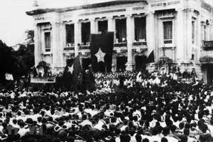 Sáng 19-8-1945, người dân Hà Nội và các tỉnh lân cận kéo về quảng trường Nhà Hát Lớn Hà Nội, dự lễ mít tinh hưởng ứng cuộc Tổng khởi nghĩa giành chính quyền. Ảnh tư liệu: TTXVN