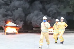 Đưa người bị thương trong đám cháy giả định xuống đất an toàn