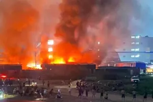 Biển lửa tại Khu công nghiệp Quang Châu, công nhân tháo chạy tán loạn