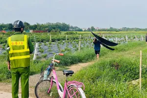 Lực lượng chức năng kiểm tra thực địa tại khu vực thôn Bắc Giã (xã Phù Lỗ, huyện Sóc Sơn, TP Hà Nội).