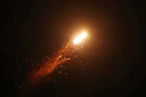 Hệ thống phòng không Israel đánh chặn tên lửa của Iran trên bầu trời Tel Aviv, tối 19-6-2025. Ảnh: THX/TTXVN