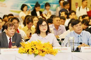 Thứ trưởng Bộ Công thương Phan Thị Thắng, Phó Trưởng Ban Tuyên giáo và Dân vận Thành ủy TPHCM Tăng Hữu Phong, Phó Tổng Biên tập Phụ trách Báo SGGP Nguyễn Khắc Văn chủ trì diễn đàn. Ảnh: HOÀNG HÙNG