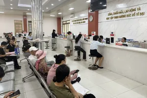 Người dân đến Bộ phận Tiếp nhận và trả kết quả phường Tân Bình, TPHCM thực hiện thủ tục hành chính. Ảnh: Thanh Hiền