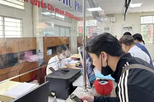 Người dân đến thực hiện thủ tục hành chính liên quan đến đất, căn hộ tại phường Gò Vấp, TPHCM. Ảnh: THANH HIỀN