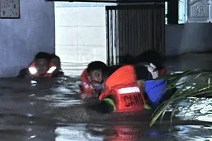 TPHCM: 127 người được đưa đến nơi an toàn trong trận ngập sâu gần 2m