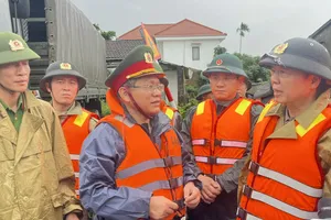 Phó Thủ tướng cùng đoàn công tác đã đến thăm, tặng quà bà con nhân dân đang chịu ngập lụt tại phường Điện Bàn Đông. Ảnh: XUÂN QUỲNH