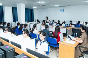 Thí sinh tham gia kỳ thi đánh giá năng lực chuyên biệt do Trường ĐH Sư phạm TPHCM tổ chức - Ảnh: THANH HÙNG 