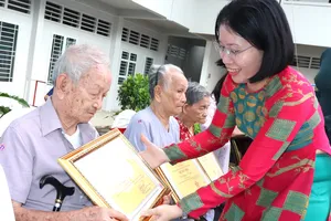 Trao giấy mừng thọ đến người cao tuổi phường Phú Nhuận