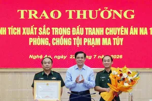 Đồng chí Võ Trọng Hải, Phó Bí thư Tỉnh ủy, Chủ tịch UBND tỉnh Nghệ An dự và trao thưởng cho ban chuyên án 