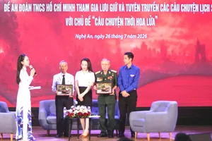 Chương trình giao lưu giữa các nhân chứng lịch sử với người trẻ tham gia lưu giữ, phục dựng và lan tỏa "câu chuyện thời hoa lửa" tại hội nghị