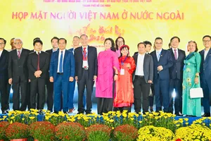 Lãnh đạo TPHCM và các đại biểu dự chương trình họp mặt Người Việt Nam ở nước ngoài mừng Xuân Bính Ngọ 2026, tối 6-2-2026. Ảnh: VIỆT DŨNG