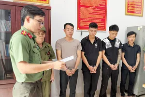 Cơ quan ANĐT Công an TP Đồng Nai thi hành lệnh bắt các bị can. Ảnh: CÔNG AN TP ĐỒNG NAI