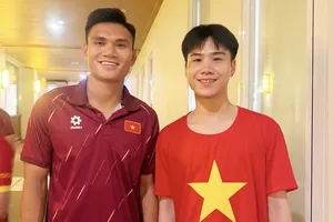 Kiều bào Việt Nam tại Thái Lan chụp ảnh kỷ niệm với tuyển thủ Phạm Xuân Mạnh. ẢNH: TÂM HÀ