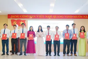 Lãnh đạo Sở GD-ĐT TP Đà Nẵng trao quyết định bổ nhiệm 11 hiệu trưởng các đơn vị trường học trực thuộc 