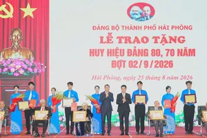 Thủ tướng Lê Minh Hưng trao Huy hiệu Đảng tặng các đảng viên lão thành 