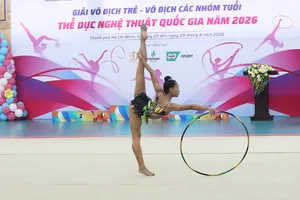 Bài thi cá nhân vô địch trẻ với vòng (Ảnh: THANH TÙNG) 