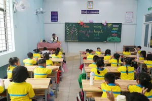 Học sinh Trường TH-THCS-THPT Lê Thị Riêng (phường Thới An, TPHCM) chuẩn bị cho năm học mới