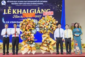 Phó Chủ tịch UBND TPHCM Nguyễn Mạnh Cường, và Chủ tịch UBND phường Chợ Quán Nguyễn Võ Xuân Kỳ tặng hoa chúc mừng tập thể sư phạm Trường THPT chuyên Lê Hồng Phong, TPHCM.