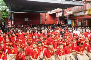 Ngày khai giảng, thầy cô hiệu trưởng dặn dò việc học trong bối cảnh AI phát triển 