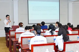 Sinh viên Đại học Tài chính - Marketing và Đại học Hùng Vương tìm hiểu về thị trường chứng khoán tại HOSE