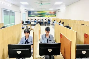Đây là kỳ PISA lần đầu tiên Việt Nam chuyển từ làm bài trên giấy sang làm bài trên máy tính. Ảnh: MOET