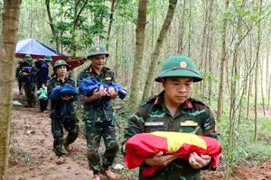 Di chuyển hài cốt liệt sĩ cất bốc tại khu rừng tràm ở bản Bãi Dinh về bảo quản theo quy định