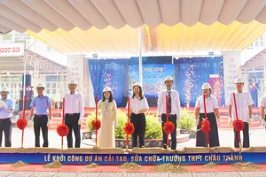Các đại biểu thực hiện nghi thức khởi công dự án cải tạo, sửa chữa Trường THPT Châu Thành.