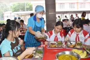 Bữa ăn bán trú đầu tiên của học sinh THCS công lập khu vực Bà Rịa - Vũng Tau (trước đây).