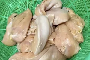 Hà Nội yêu cầu làm rõ phản ánh thực phẩm có dấu hiệu hư hỏng tại trường học