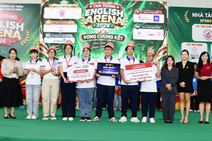Ban Tổ chức trao giải Nhất cho Trường THCS Nguyễn Văn Linh