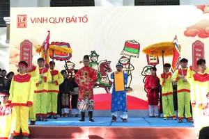 Học sinh Trường THPT Lê Quý Đôn tham gia tiết mục sân khấu hóa tái hiện cuộc đời nhà bác học Lê Quý Đôn