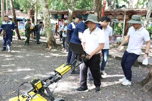 Nhóm thành viên Bộ môn Vật lý địa cầu (Khoa Vật lý – Vật lý kỹ thuật, Trường ĐH Khoa học tự nhiên, ĐHQG TPHCM) đang đo đạc ra đa xuyên đất trong nhiệm vụ tìm kiếm vị trí mộ Liệt sĩ ở Công viên Lê Thị Riêng, TPHCM, tháng 7/2026. Người sử dụng máy đo ra đa: PGS-TS Lê Văn Anh Cường.