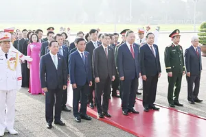 Đại biểu Quốc hội vào Lăng viếng Chủ tịch Hồ Chí Minh 