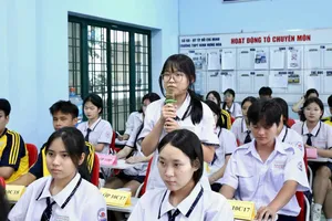 Học sinh Trường THPT Bình Hưng Hòa (phường Bình Hưng Hòa, TPHCM) đối thoại với ban giám hiệu nhà trường
