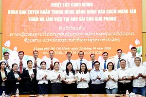 Đồng chí Nguyễn Khắc Văn, Phó Tổng Giám đốc Cơ quan Báo và Phát thanh, Truyền hình TPHCM, Bí thư Đảng ủy, Tổng Biên tập Báo SGGP thông tin đến đoàn về quá trình phát triển của Báo SGGP. Ảnh: VIỆT NGA
