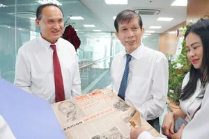 Đồng chí Nguyễn Khắc Văn, Phó Tổng Giám đốc Cơ quan Báo và Phát thanh, Truyền hình TPHCM, Bí thư Đảng ủy, Tổng Biên tập Báo SGGP thông tin đến đoàn về quá trình phát triển của Báo SGGP. Ảnh: VIỆT NGA