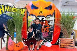 Nhân viên Co.opmart hóa trang Halloween, giao lưu cùng khách hàng nhí tại khu vực trưng bày trái cây. Ảnh: MINH XUÂN