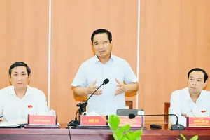 Chủ tịch UBND TPHCM Nguyễn Văn Được trao đổi cùng đại biểu. Ảnh: VIỆT DŨNG