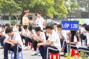 Học sinh tham gia chuyên đề giáo dục về an toàn giao thông