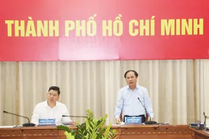 Thứ trưởng Bộ Xây dựng Nguyễn Văn Sinh phát biểu tại buổi làm việc. Ảnh: T.H