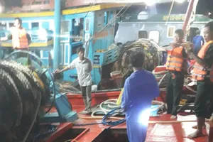 Ảnh: Lực lượng BĐBP tỉnh Bà Rịa – Vũng Tàu tiến hành kiểm tra trên 2 tàu cá chở dầu lậu.