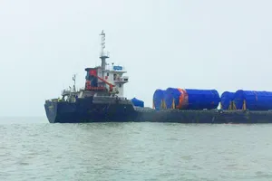 Hỗ trợ tàu nước ngoài cùng 10 thuyền viên trôi dạt trên biển