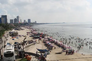 Du khách đổ dồn về Vũng Tàu tắm biển