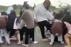 Ảnh cắt từ clip nữ sinh Trường THPT Hắc Dịch bị đánh 